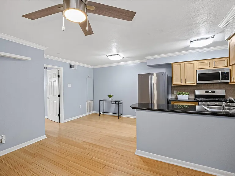 1404 Welch St #7 — Photo 3