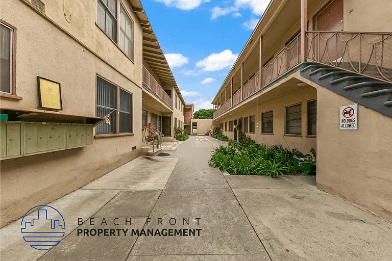 608 W Hyde Park Blvd — Photo 11