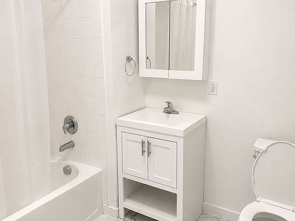 3rd image of 127 16th Ave #2