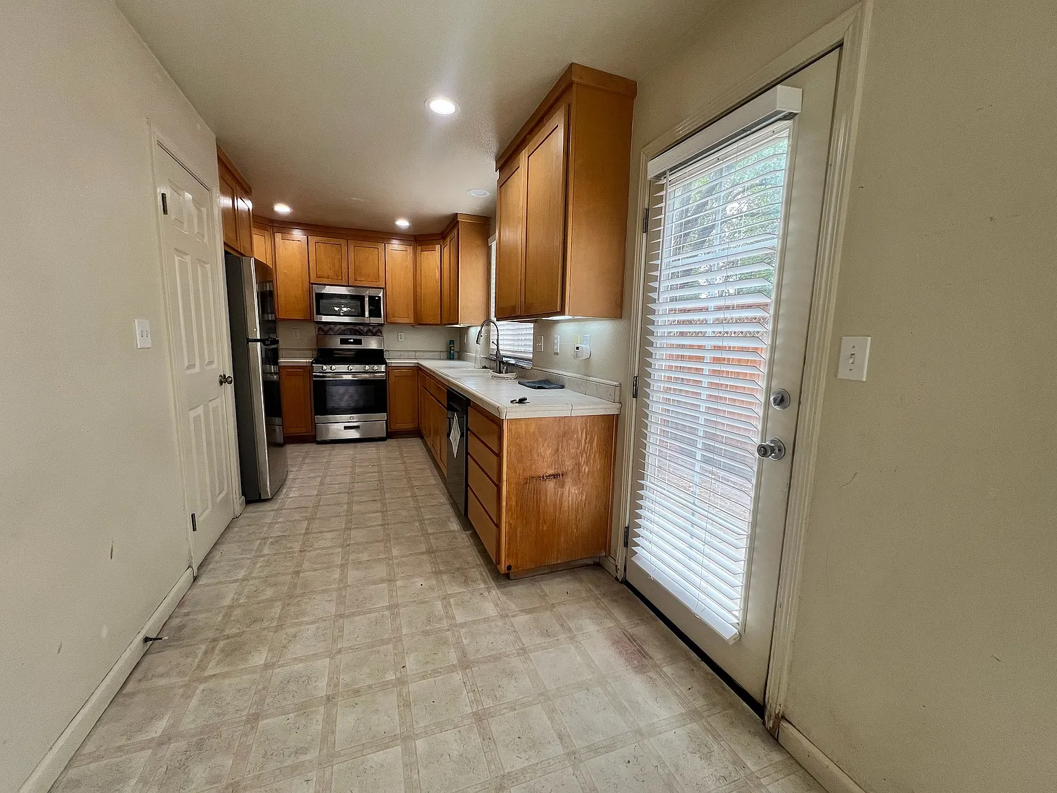 3 bed, 2.5 bath, 1615 sqft, $3,400 — Photo 4