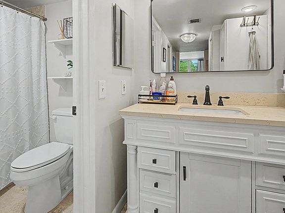 3rd image of 3930 Oaks Clubhouse Dr