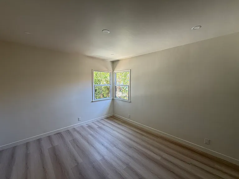 7725 Owensmouth Ave — Photo 15