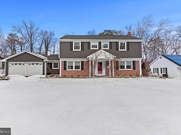 2nd image of 8908 Eastbourne Ln