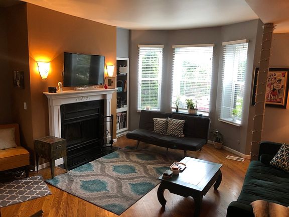 2nd image of 907 W Belle Plaine Ave #1W