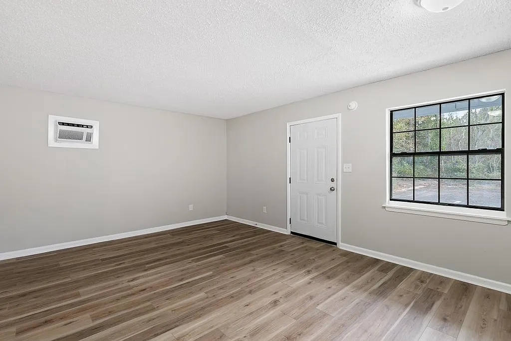 Building Photo - 102 Cone St #102B