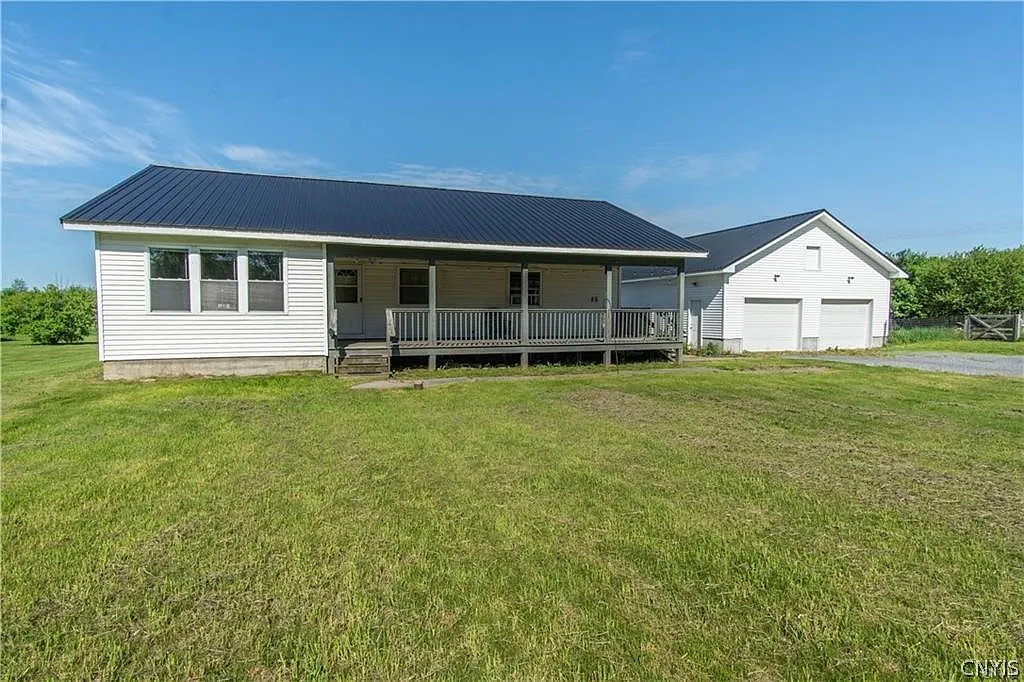 3 bed, 1.0 bath, 1403 sqft, $2,000 — Photo 1