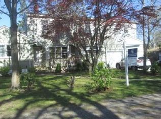 8 Windus Dr, Shirley, NY 11967