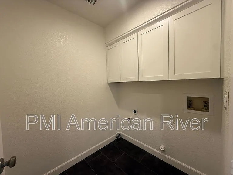 3400 Cobblestone Dr — Photo 14