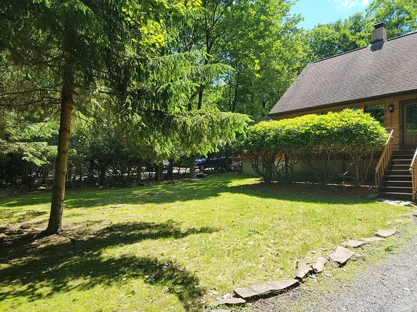 15 Estates Dr, Lake Harmony, PA 18624