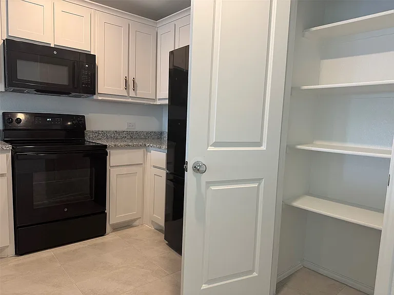6533 Middlebury Dr — Photo 10