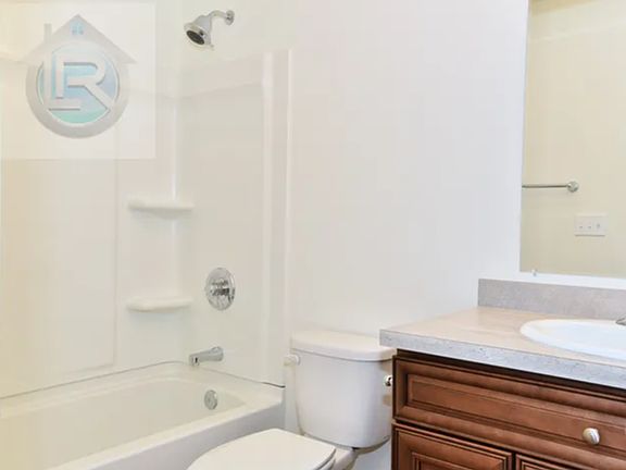 4th image of 140 E 2nd Ave #4