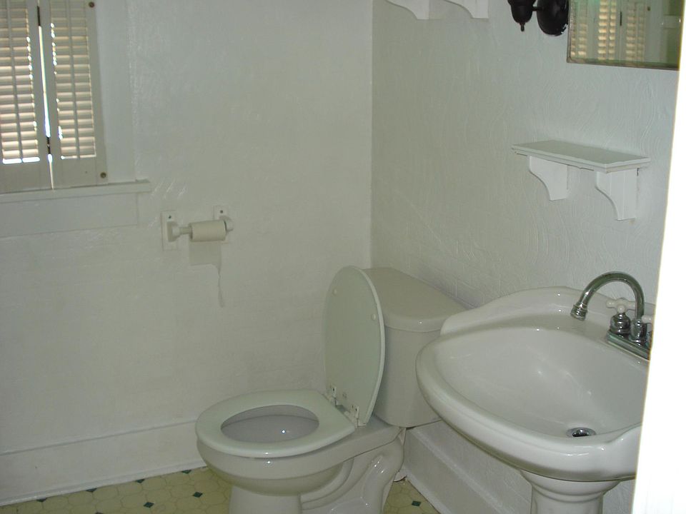 2nd image of 1211 SW Macvicar Ave