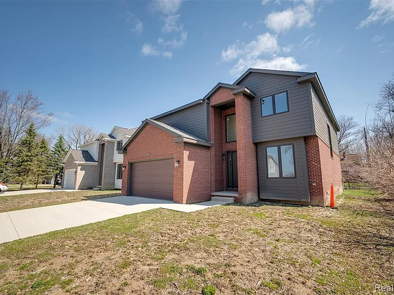 2921 Walsh Dr — Photo 2