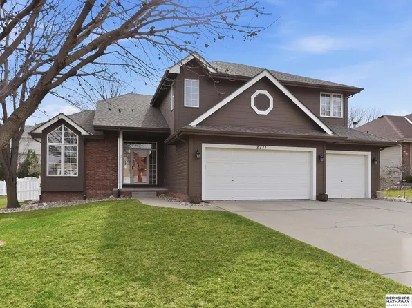 2711 Leigh Ln, Papillion, NE 68133