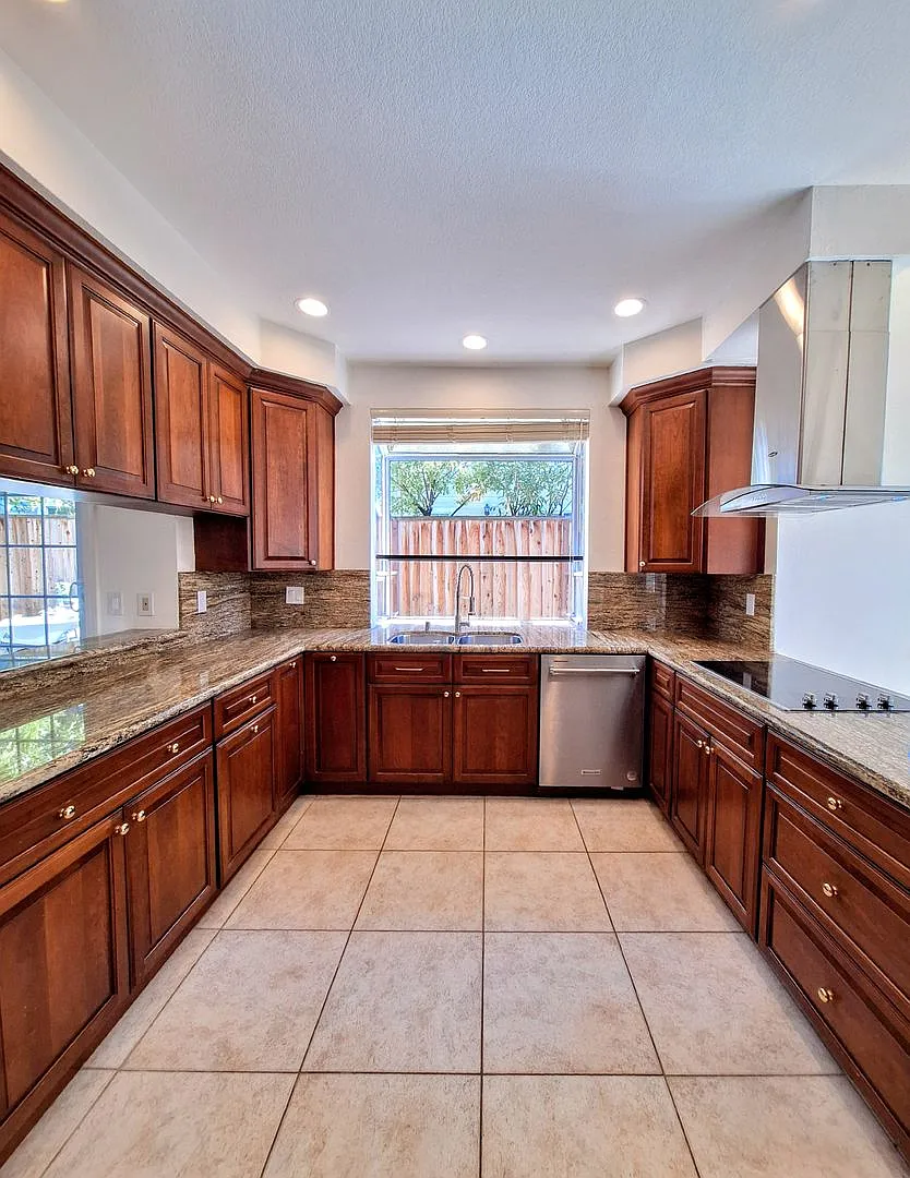 Beautiful 4bd House Next to Bay Trail - Pet Friendly! — Photo 2