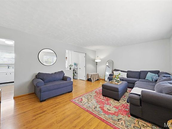 4th image of 214 Kuhne Blvd