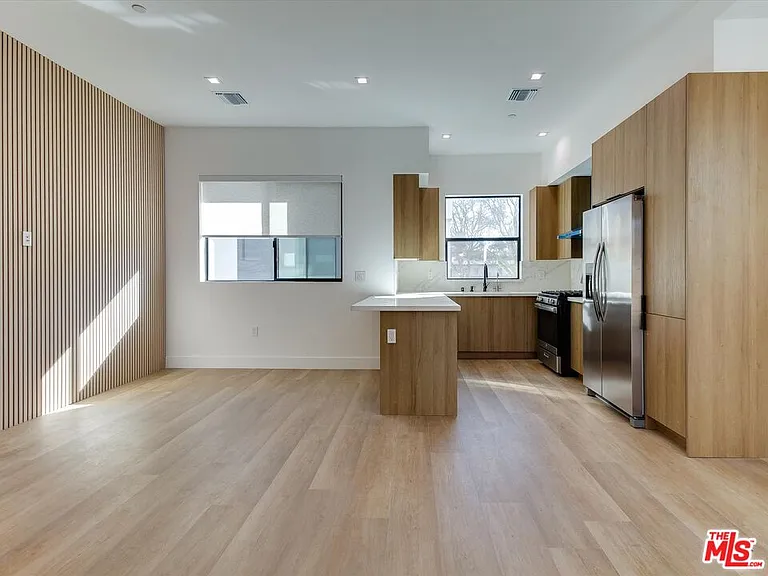 2817 1/2 S Redondo Blvd — Photo 8