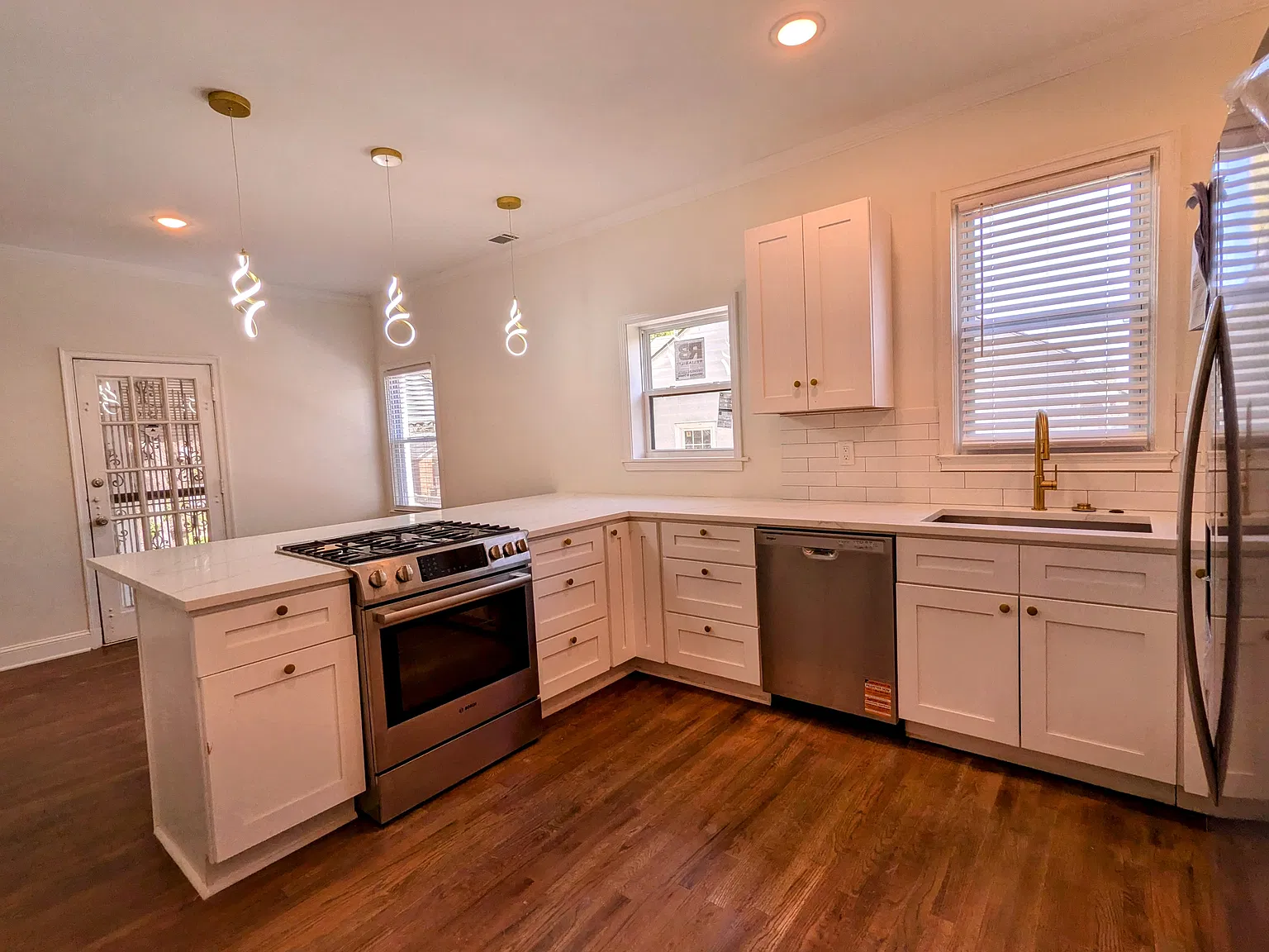 3 bed, 1154 sqft, $2,049 — Photo 4