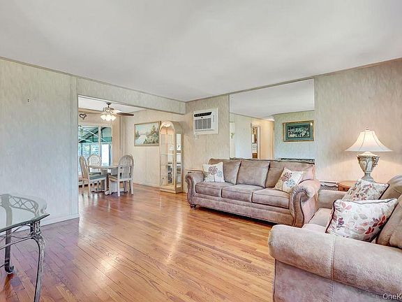 4th image of 955 Cedar Court