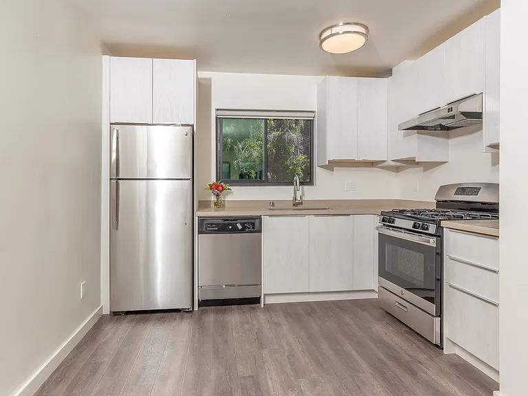 1330 N Martel Ave — Photo 20