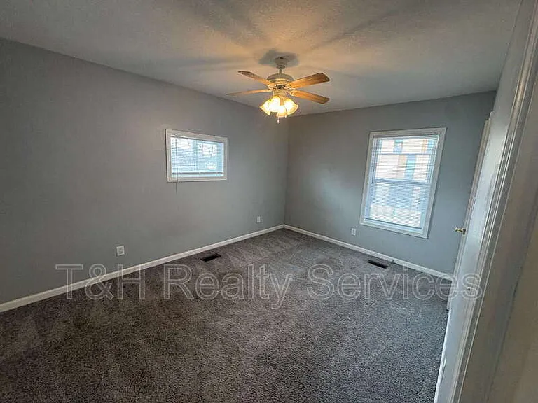 409 W Washington St — Photo 12