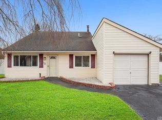 34 Meadow Ave, Medford, NY 11763