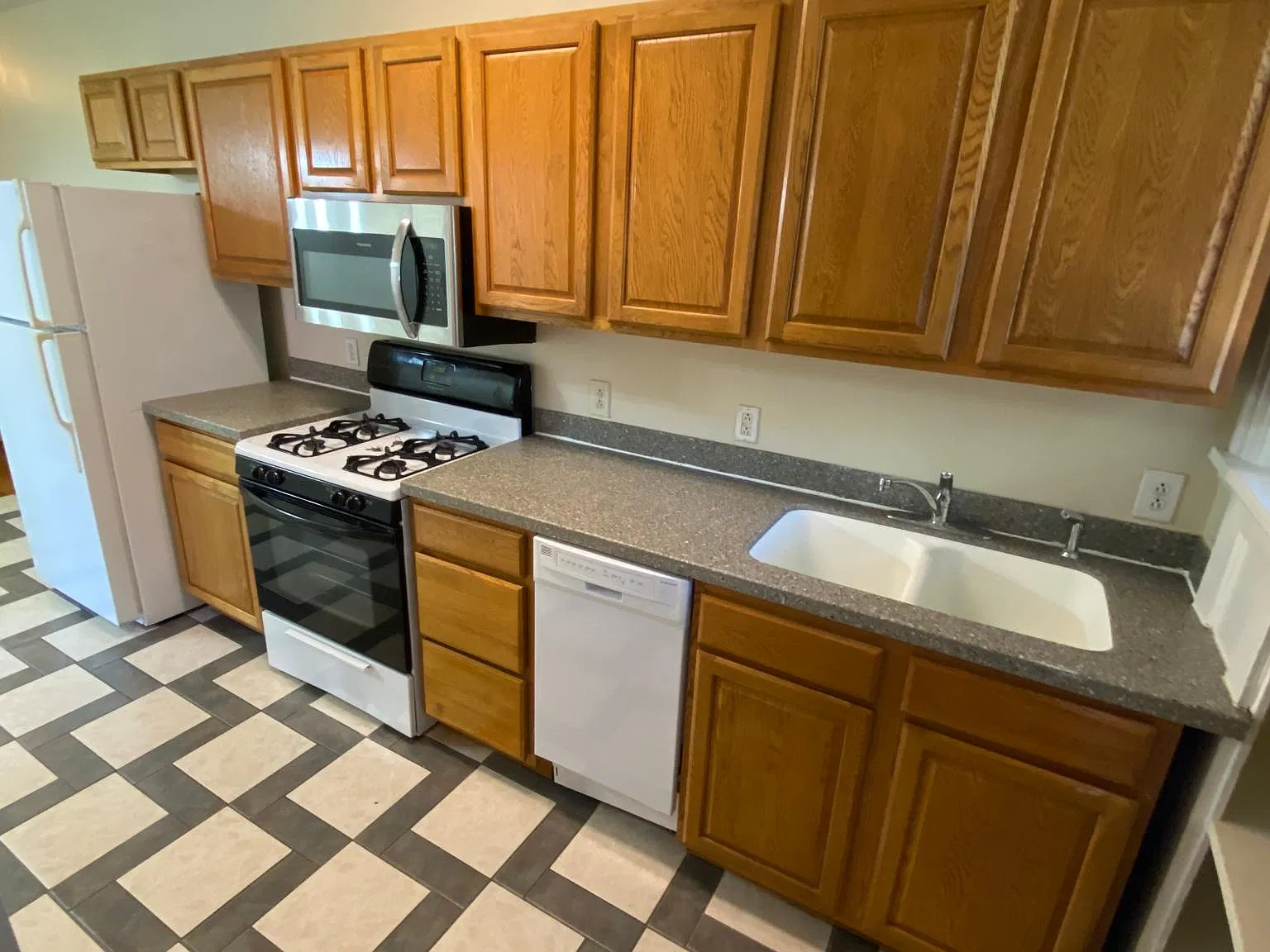 2 bed, 980 sqft, $1,895 — Photo 1