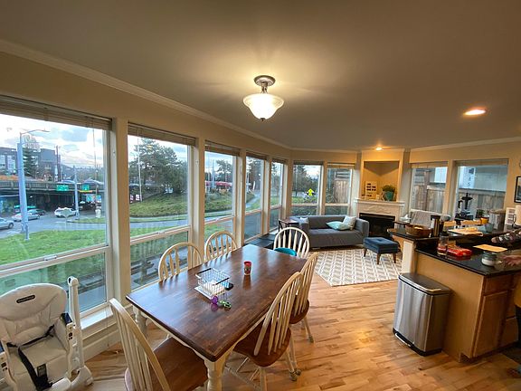 Spacious dining/ living room with hardwood floors