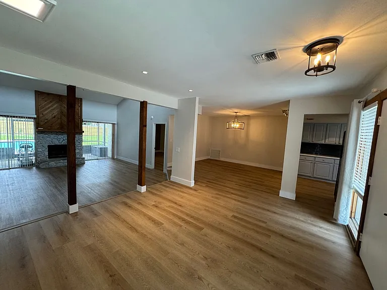 107 S Deerwood Ave — Photo 2