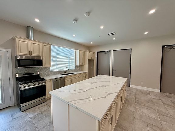 4th image of 6940 Longridge Ave