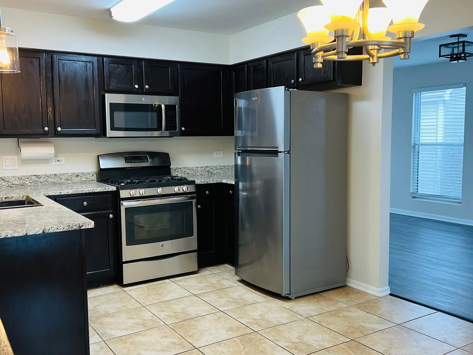 3 bed, 2.5 bath, 1800 sqft, $2,695 — Photo 2