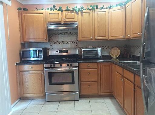 3rd image of 244 Hampshire Ct