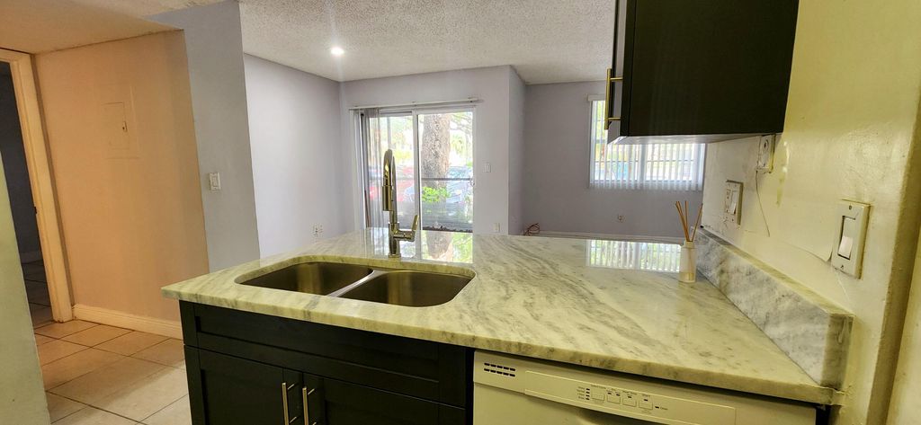 1227 SW 46th Ave APT 305, photo 3