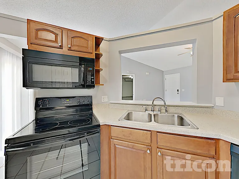 1627 Pendleton St — Photo 6