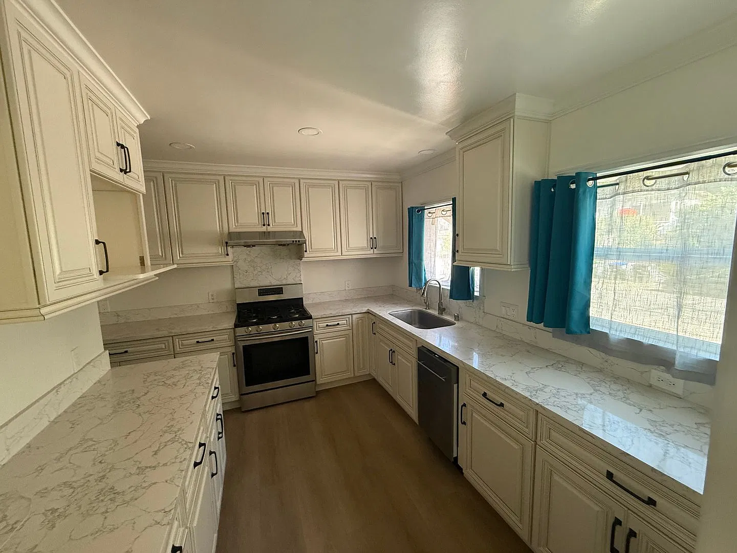 Beautifully Remodeled 3 Bedroom 2 Bath Home with Stunning Panoramic Views in Monterey Park! — Photo 3