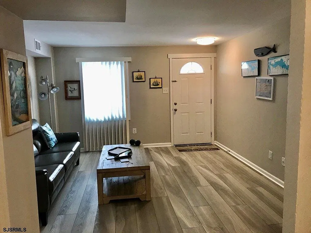3 bed, 3.0 bath, 1380 sqft, $3,000 — Photo 4