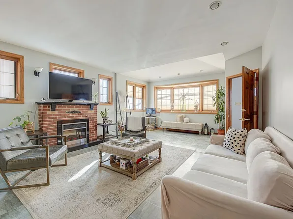 6671 74th St, Middle Village, NY 11379