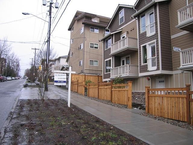 7th Avenue, bus stop on same street