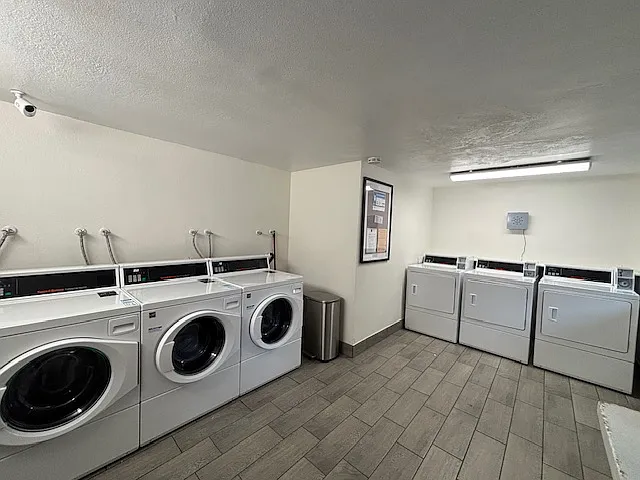 Dela Vina Apartments — Photo 35