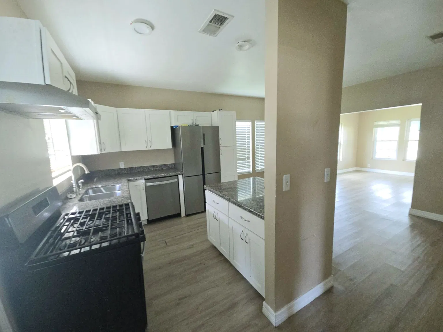 2 bed, 995 sqft, $1,200 — Photo 2