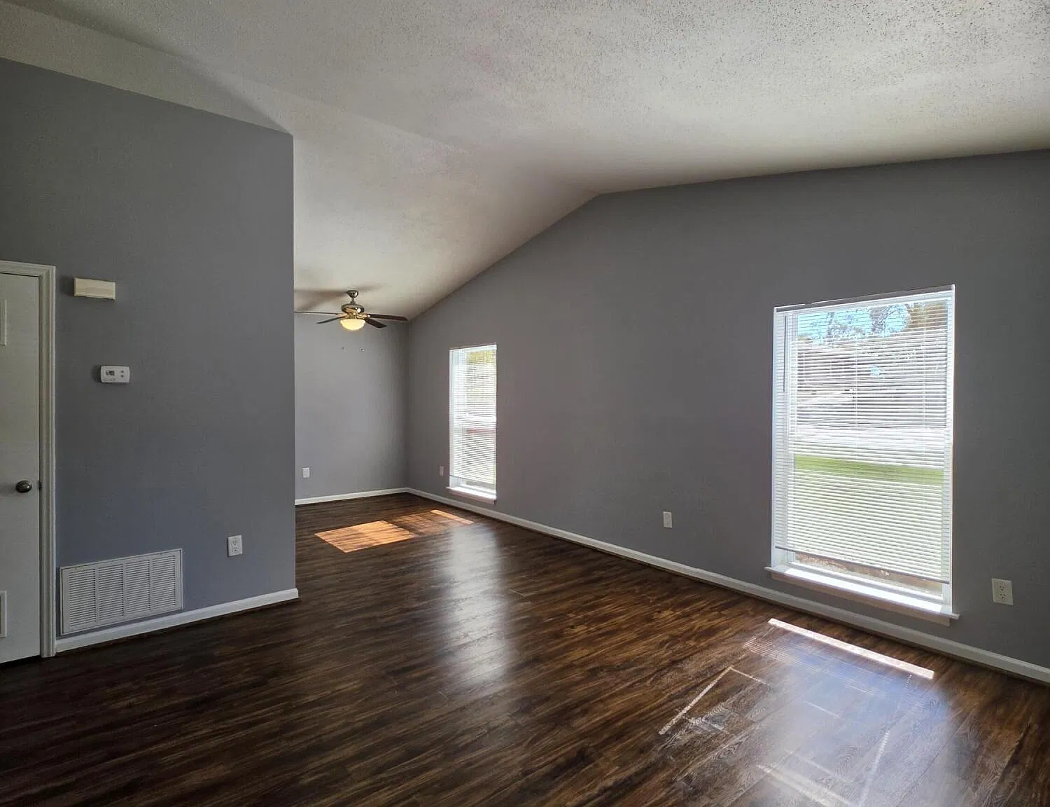 2 bed, 2.0 bath, 922 sqft, $1,250 — Photo 2