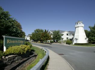 704 River View Rd, Troy, NY 12183