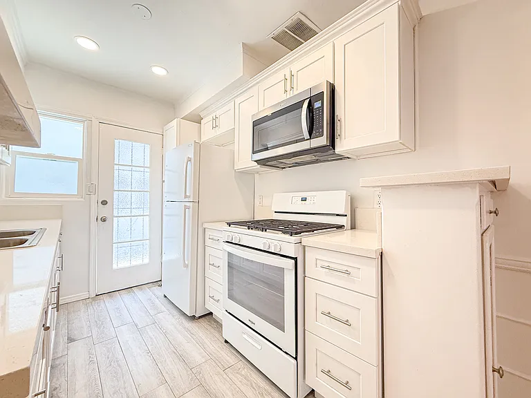 633 S Ridgeley Dr #1 — Photo 5