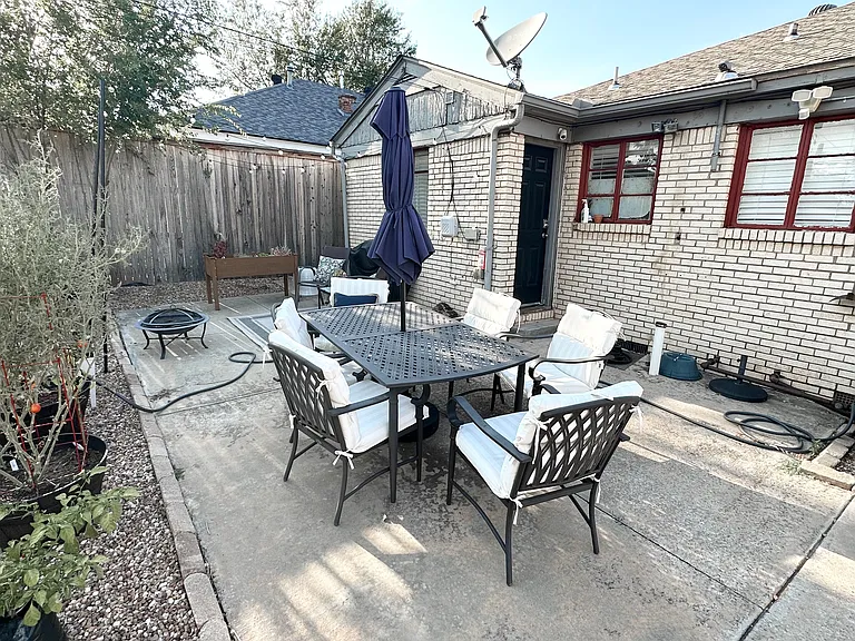 Table / Chairs / Grill included.