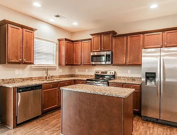 4 bed, 2.5 bath, 2287 sqft, $1,900 — Photo 2