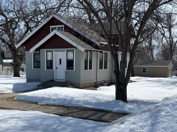 302 E 3rd St, Hills, MN 56138