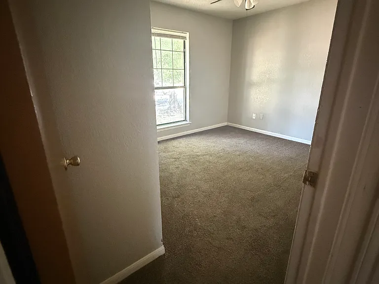 933 Edwards St — Photo 9