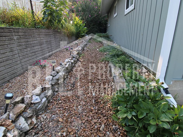 12 Lakehaven Dr — Photo 3