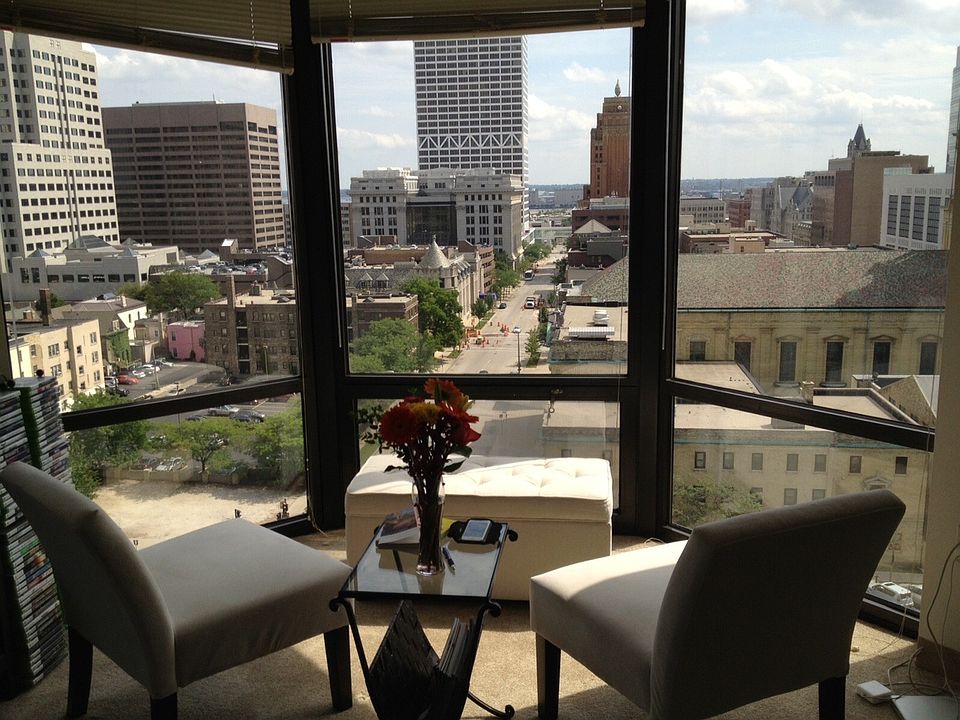 1st image of 626 E Kilbourn Ave APT 1208