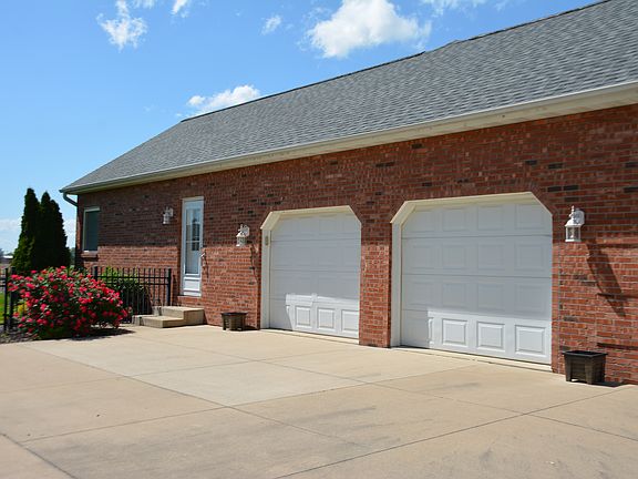 4th image of 673 N Main St